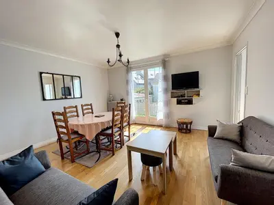 Télévision ou salle de divertissement dans l'établissement Maison avec jardin près de la mer - FR-1-361-560