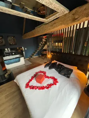 Un ou plusieurs lits dans un hébergement de l'établissement RoomAndX-LoveRoom-Caen-Bayeux