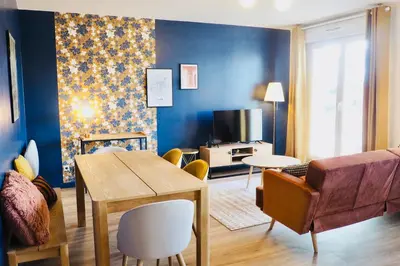 Télévision ou salle de divertissement dans l'établissement Charming apartment - private parking, balcony