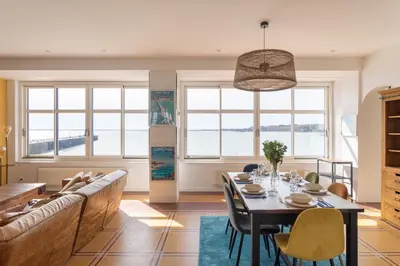 Coin salon dans l'établissement L'Amirauté - Vue imprenable sur la mer