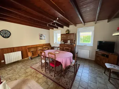 Télévision ou salle de divertissement dans l'établissement Chez Ferdi à la campagne