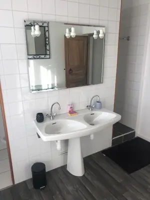 Salle de bains dans l'établissement Le refuge de l hortensia gite