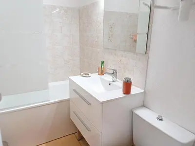 Salle de bains dans l'établissement Studio lumineux avec vue sur port, parking et wifi - FR-1-746-27