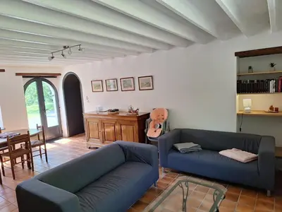 Coin salon dans l'établissement Maison campagne