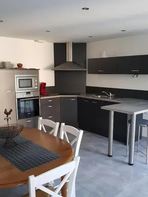 Cuisine ou kitchenette dans l'établissement Maison Tirlibibi