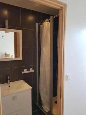 Salle de bains dans l'établissement Maison Tirlibibi