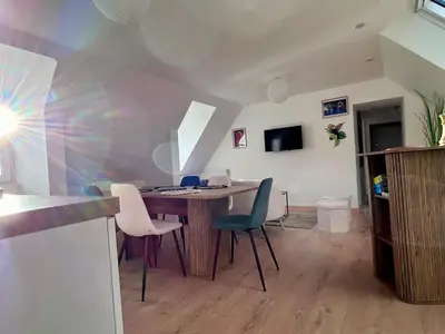 Télévision ou salle de divertissement dans l'établissement Logis du Prieuré by Melrose