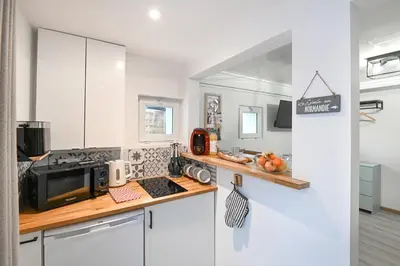 Cuisine ou kitchenette dans l'établissement La P'tite Escapade - à 25 min de Caen