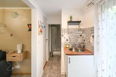Cuisine ou kitchenette dans l'établissement La P'tite Escapade - à 25 min de Caen