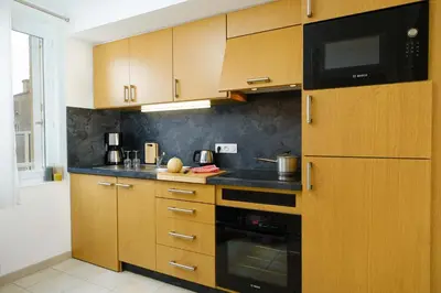 Cuisine ou kitchenette dans l'établissement Appartement Face à la Mer 1 chambre 2 personnes Saint Aubin sur Mer