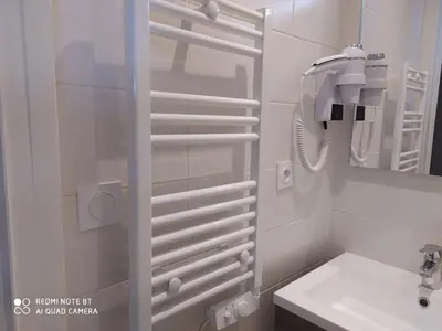 Salle de bains dans l'établissement Appartement Face à la Mer 1 chambre 2 personnes Saint Aubin sur Mer