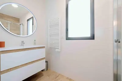 Salle de bains dans l'établissement Maison récente, plages et commerces à pied