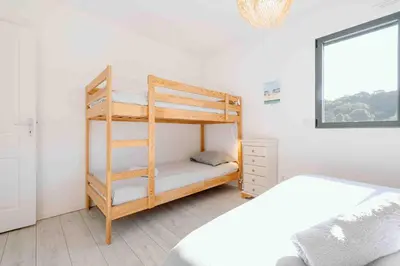 Un ou plusieurs lits dans un hébergement de l'établissement Maison récente, plages et commerces à pied