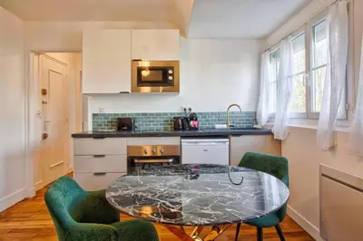 Cuisine ou kitchenette dans l'établissement La cabane moderne, parking gratuit au centre de Falaise - SAS Larès