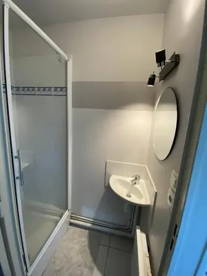 Salle de bains dans l'établissement Maison de 100m2 avec jardin aux portes de Caen