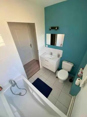 Salle de bains dans l'établissement Maison de 100m2 avec jardin aux portes de Caen