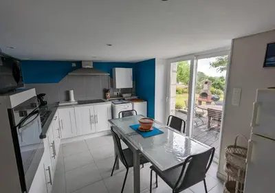 Cuisine ou kitchenette dans l'établissement GITE PAMPHILIENNE VUE MONT SAINT MICHEL et CAMPAGNE NORMANDE