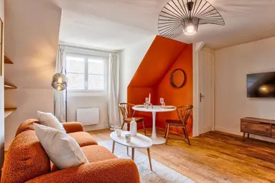 Coin salon dans l'établissement Logement Cozy décoré avec gout