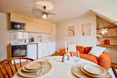 Cuisine ou kitchenette dans l'établissement Logement Cozy décoré avec gout