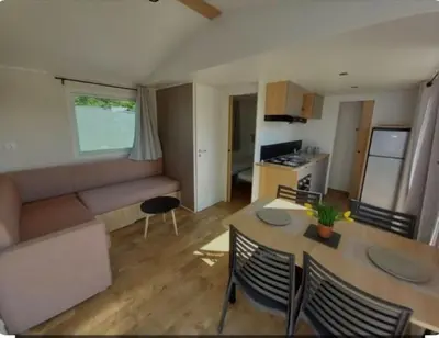 Cuisine ou kitchenette dans l'établissement Mobil Home Calina 4-6 personnes