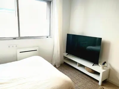 Télévision ou salle de divertissement dans l'établissement Charmant Studio Vie Caennaise au Port & Vaugueux
