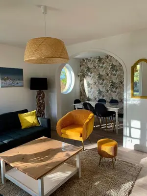 Coin salon dans l'établissement Appartement à Cancale situé à 500 m du port