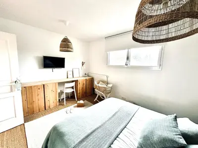Télévision ou salle de divertissement dans l'établissement Charming beach house, Les Embruns