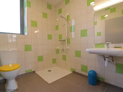 Salle de bains dans l'établissement Gîte indépendant adapté PMR à Lonlay-l'Abbaye - FR-1-497-234