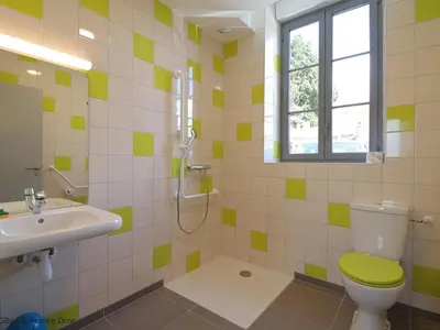 Salle de bains dans l'établissement Gîte indépendant adapté PMR à Lonlay-l'Abbaye - FR-1-497-234