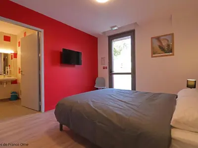 Télévision ou salle de divertissement dans l'établissement Gîte indépendant adapté PMR à Lonlay-l'Abbaye - FR-1-497-234