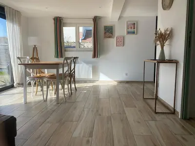Coin salon dans l'établissement Petite maison proche plage