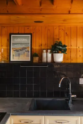 Cuisine ou kitchenette dans l'établissement Chalet cosy - Proche mer
