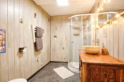 Salle de bains dans l'établissement Cinéma Room - Salle vidéo projecteur - Netflix