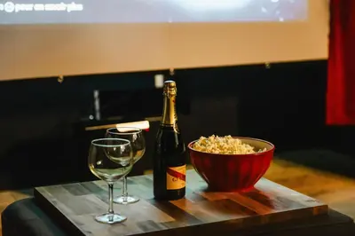 Boissons dans l'établissement Cinéma Room - Salle vidéo projecteur - Netflix