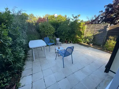 Balcon ou terrasse dans l'établissement Cottage with Garden 5mn Beach