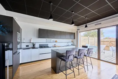 Cuisine ou kitchenette dans l'établissement La Bouteille à la Mer-Maison darchitecte jacuzzi