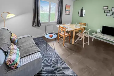 Télévision ou salle de divertissement dans l'établissement Bright apartment - near the beach