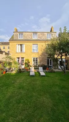 Jardin de l'établissement Chez Fabienne et Olivier, chambre privative avec SDB et WC, Avranches Baie du Mont Saint Michel