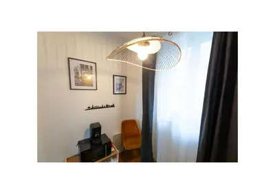 Coin salon dans l'établissement Chez Fabienne et Olivier, chambre privative avec SDB et WC, Avranches Baie du Mont Saint Michel