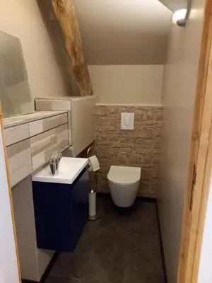 Salle de bains dans l'établissement Studio dans une longère en pierre à la campagne