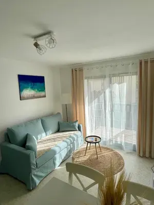 Coin salon dans l'établissement Appartement 250m mer, 2 vélos avec casques, entièrement rénové en 2025