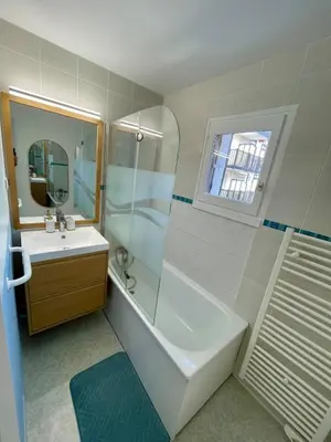 Salle de bains dans l'établissement Appartement 250m mer, 2 vélos avec casques, entièrement rénové en 2025