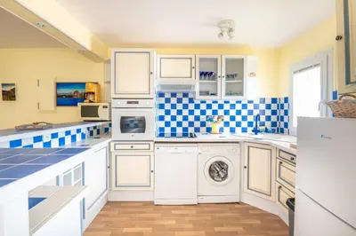 Cuisine ou kitchenette dans l'établissement Le Cap Normand - Vue mer