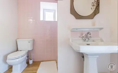 Salle de bains dans l'établissement Charmante maison du vieux Coutainville, à 15mn à pied de la mer, classée 3 étoiles