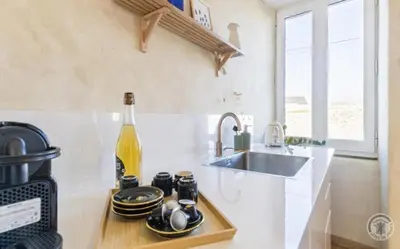 Cuisine ou kitchenette dans l'établissement Charmante maison du vieux Coutainville, à 15mn à pied de la mer, classée 3 étoiles