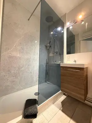 Salle de bains dans l'établissement Le Petit Cabourg plage - vue mer