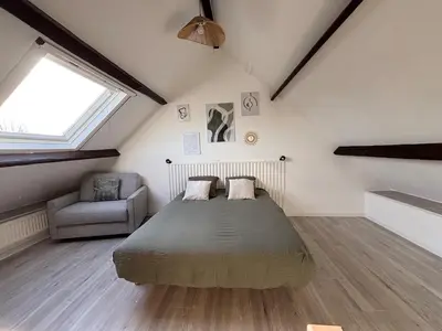 Coin salon dans l'établissement La p'tite maison de cerisel avec piscine privée