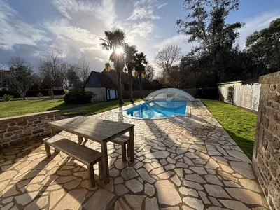Piscine de l'établissement La p'tite maison de cerisel avec piscine privée ou située à proximité
