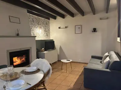 Coin salon dans l'établissement La p'tite maison de cerisel avec piscine privée
