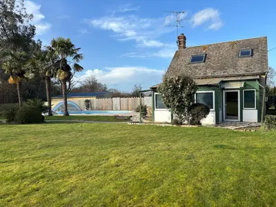 Jardin de l'établissement La p'tite maison de cerisel avec piscine privée